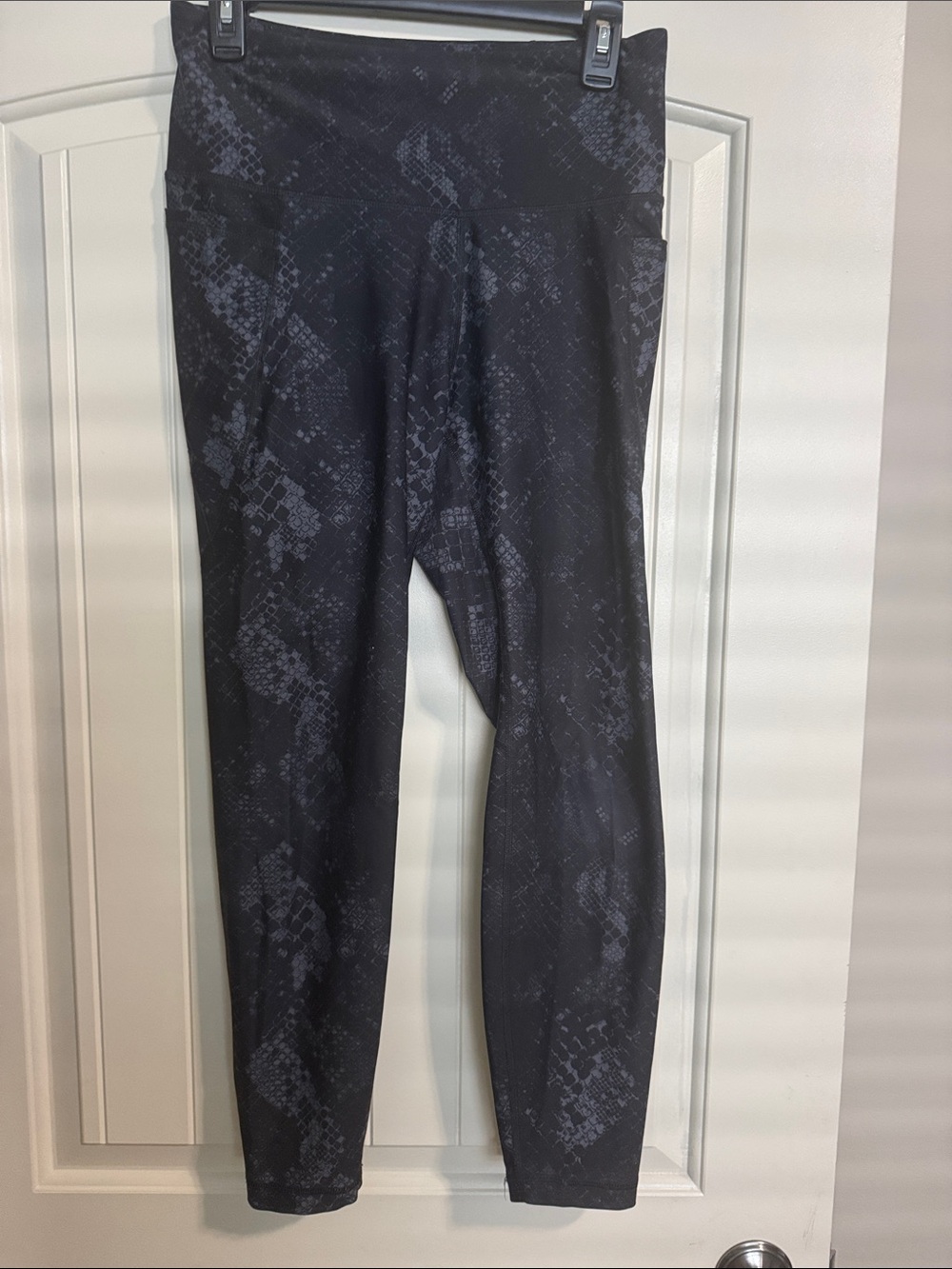 Old Navy Active Black Snake-Print Elevate Legging with pockets